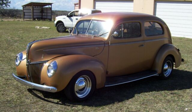 Ford Tudor 1940 image number 2