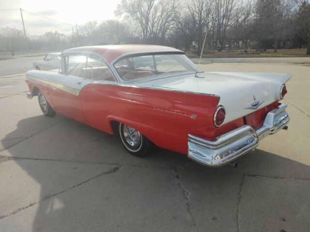 Ford Fairlane 1957 image number 2