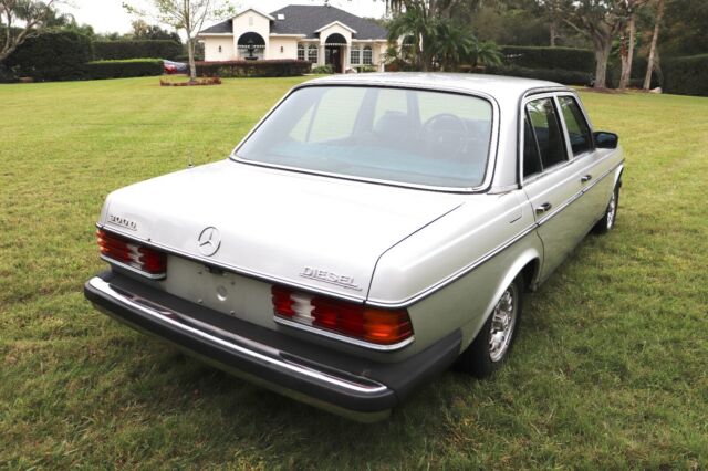 Mercedes-Benz 300-Series 1978 image number 27