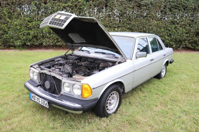 Mercedes-Benz 300-Series 1978 image number 43