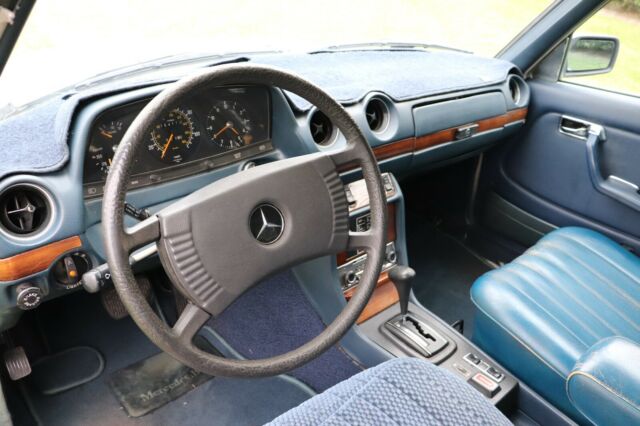 Mercedes-Benz 300-Series 1978 image number 11