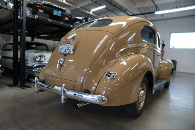 Ford 2 Door Sedan Deluxe 1940 image number 40