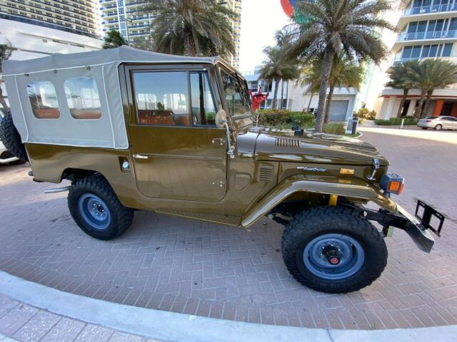 Toyota FJ Cruiser 1975 image number 2