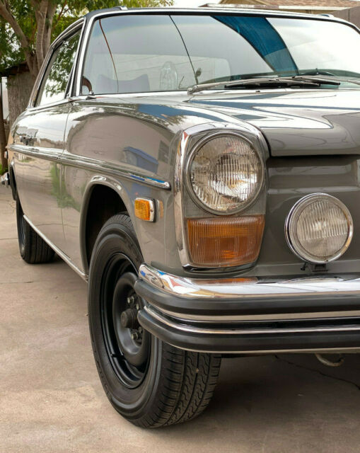 Mercedes-Benz 200-Series 1970 image number 4