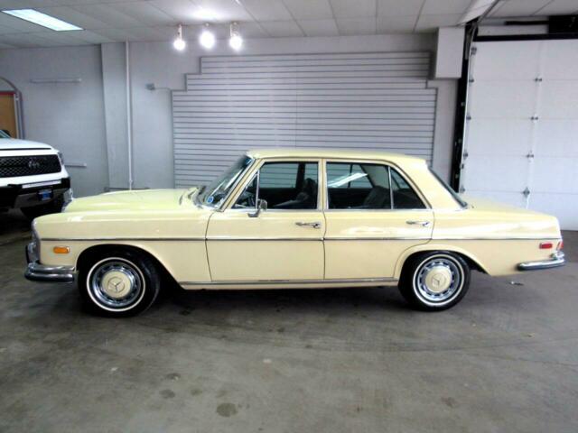 Mercedes-Benz 200-Series 1972 image number 1