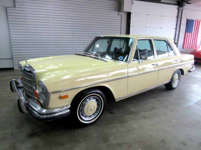 Mercedes-Benz 200-Series 1972 image number 11