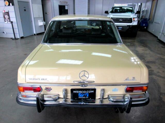 Mercedes-Benz 200-Series 1972 image number 13