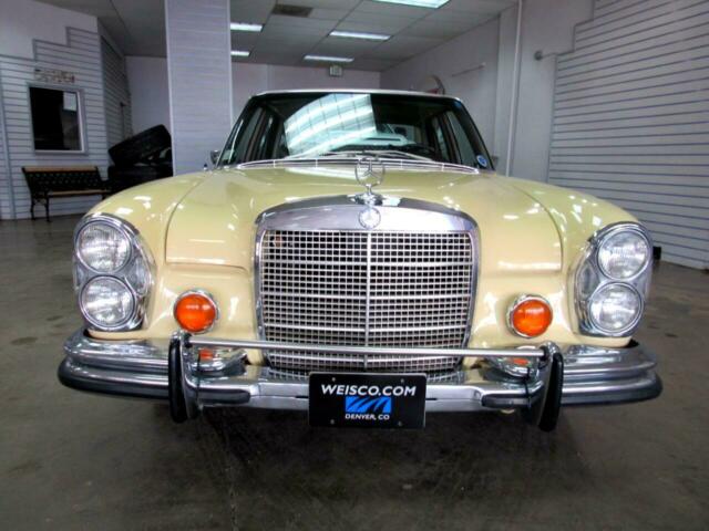 Mercedes-Benz 200-Series 1972 image number 16