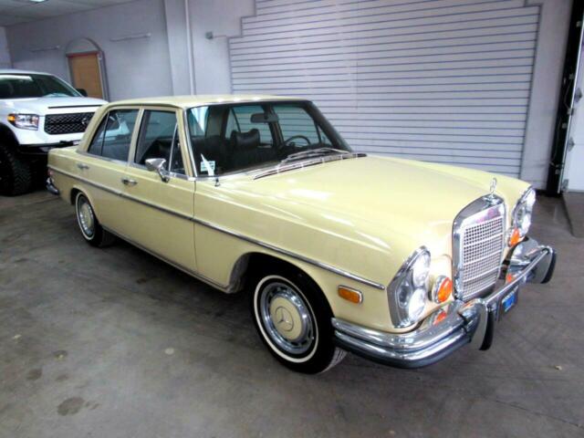 Mercedes-Benz 200-Series 1972 image number 17