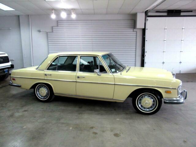 Mercedes-Benz 200-Series 1972 image number 2