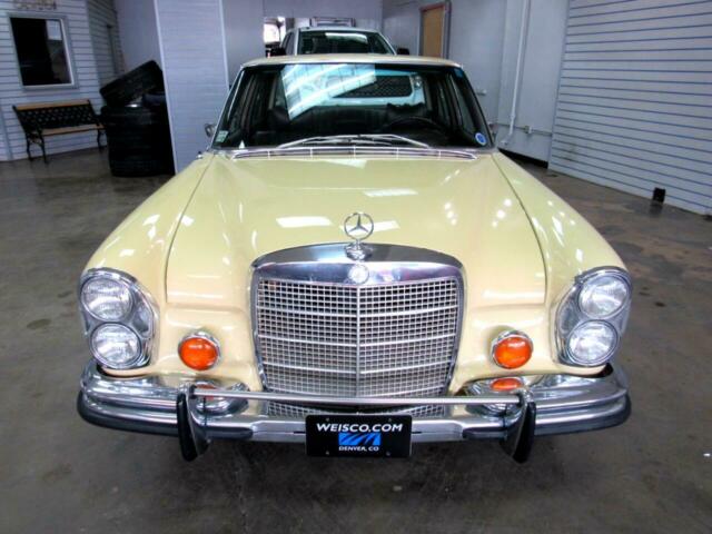 Mercedes-Benz 200-Series 1972 image number 30