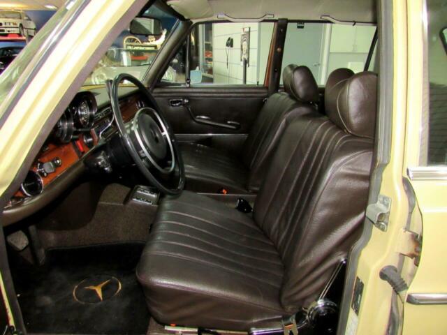 Mercedes-Benz 200-Series 1972 image number 31