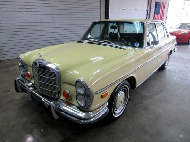 Mercedes-Benz 200-Series 1972 image number 34