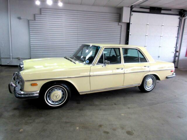 Mercedes-Benz 200-Series 1972 image number 36