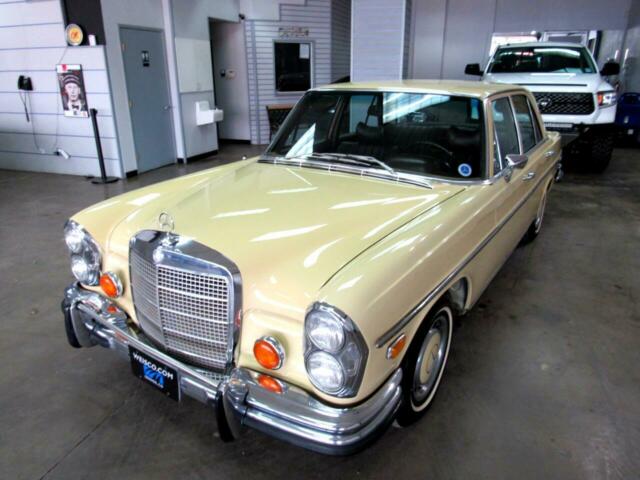 Mercedes-Benz 200-Series 1972 image number 39