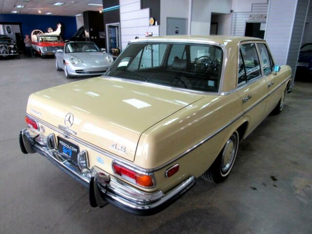 Mercedes-Benz 200-Series 1972 image number 4