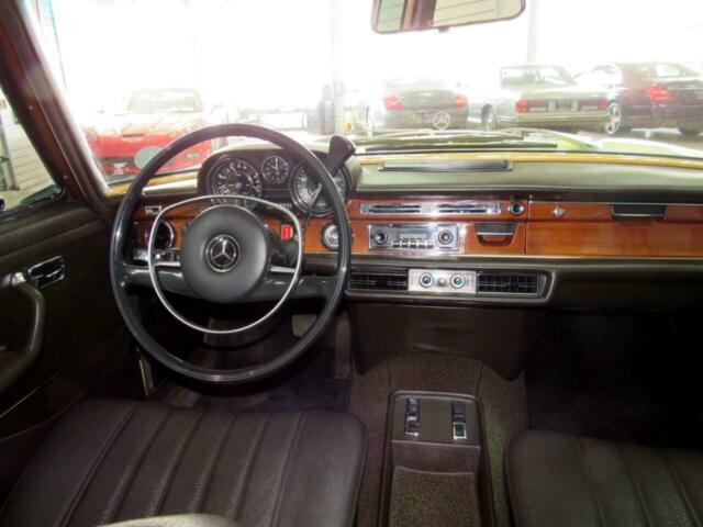 Mercedes-Benz 200-Series 1972 image number 8