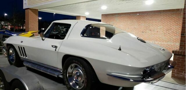 Chevrolet Corvette 1966 image number 17