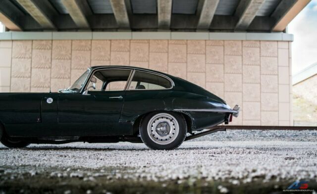 Jaguar E-Type 1970 image number 30