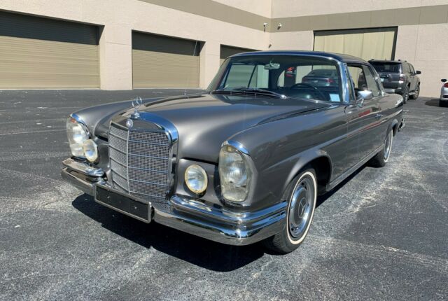 Mercedes-Benz 200-Series 1969 image number 0