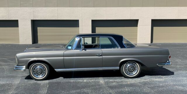 Mercedes-Benz 200-Series 1969 image number 1