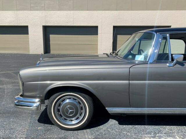 Mercedes-Benz 200-Series 1969 image number 2