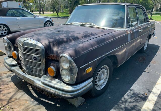 Mercedes-Benz 200-Series 1972 image number 19