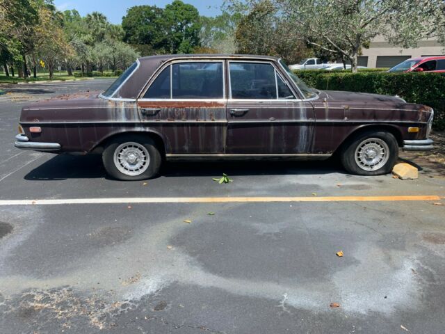 Mercedes-Benz 200-Series 1972 image number 5