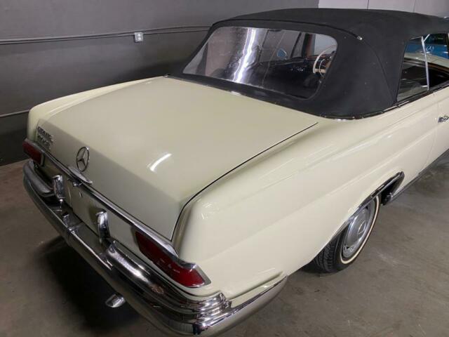 Mercedes-Benz 200-Series 1965 image number 47