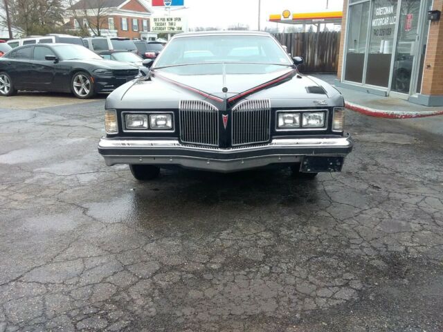 Pontiac Grand Prix 1976 image number 4