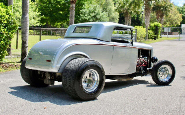 Ford Deuce Highboy Roadster 1932 image number 4