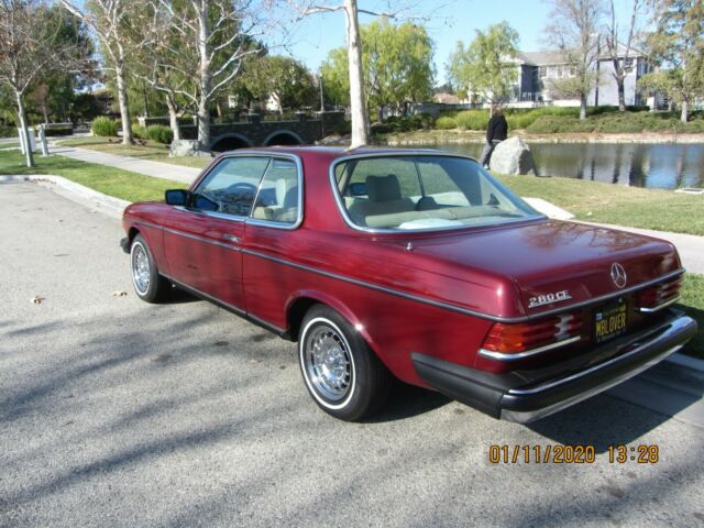 Mercedes-Benz 200-Series 1978 image number 23