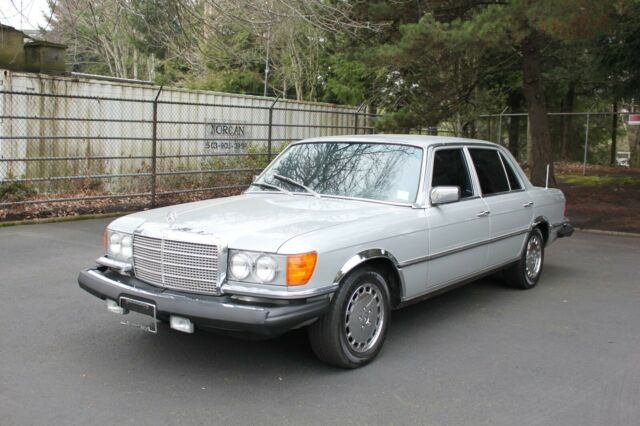 Mercedes-Benz 400-Series 1977 image number 1