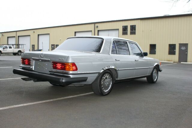 Mercedes-Benz 400-Series 1977 image number 2