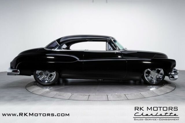 Buick Custom 1952 image number 8