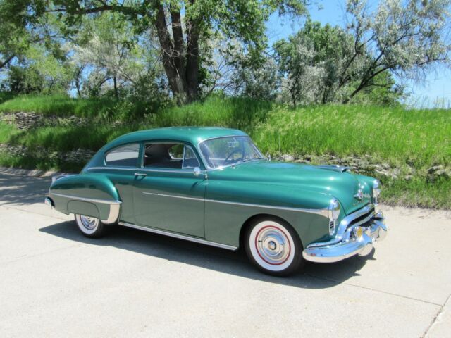 Oldsmobile 88 FUTURAMIC 88 DELUXE 1950 image number 2