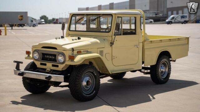 Toyota FJ Cruiser 1973 image number 2