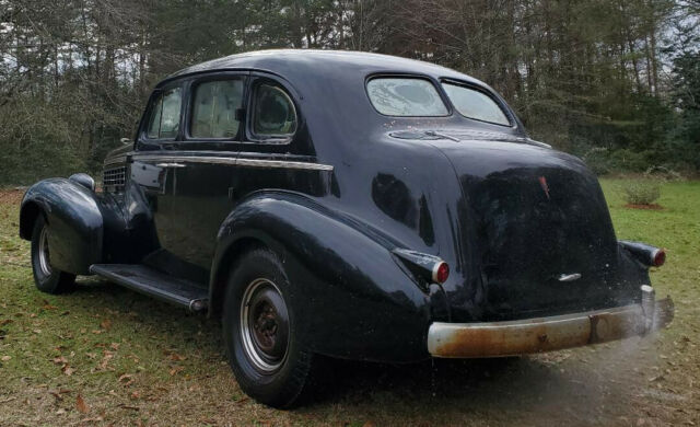 Cadillac LaSalle 1938 image number 2