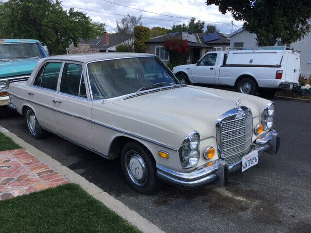 Mercedes-Benz 200-Series 1972 image number 19