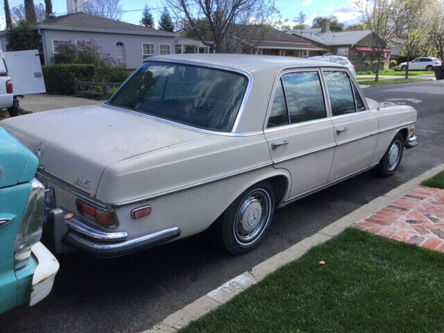 Mercedes-Benz 200-Series 1972 image number 3