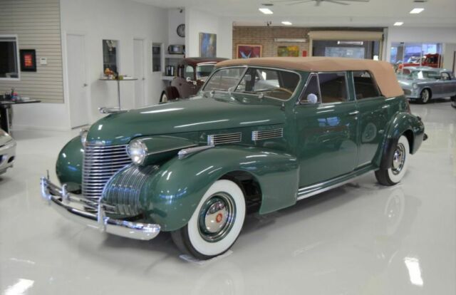 Cadillac Series 62 Convertible Sedan 1940 image number 3