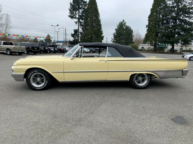 Ford Galaxie 1961 image number 0