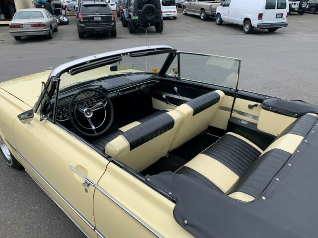 Ford Galaxie 1961 image number 32