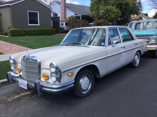 Mercedes-Benz 200-Series 1972 image number 0