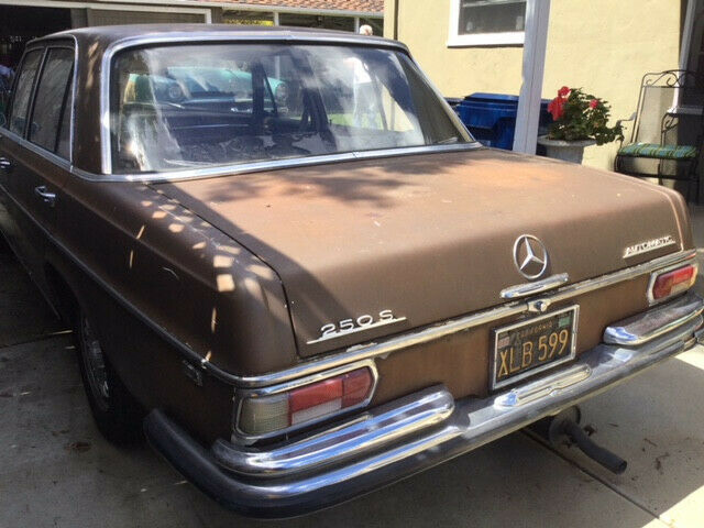 Mercedes-Benz 200-Series 1972 image number 21