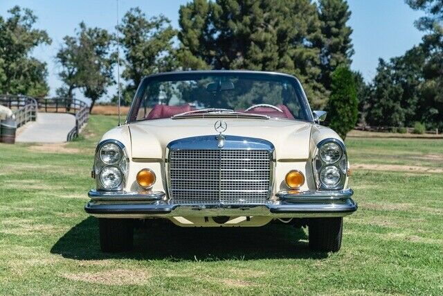 Mercedes-Benz 200-Series 1971 image number 1