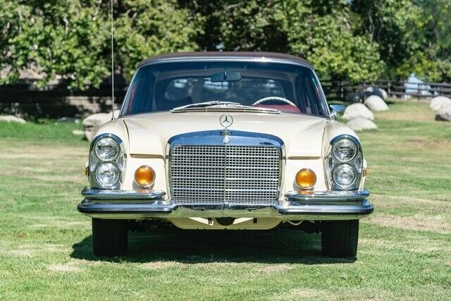 Mercedes-Benz 200-Series 1971 image number 11