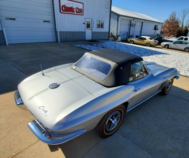 Chevrolet Corvette 1965 image number 31