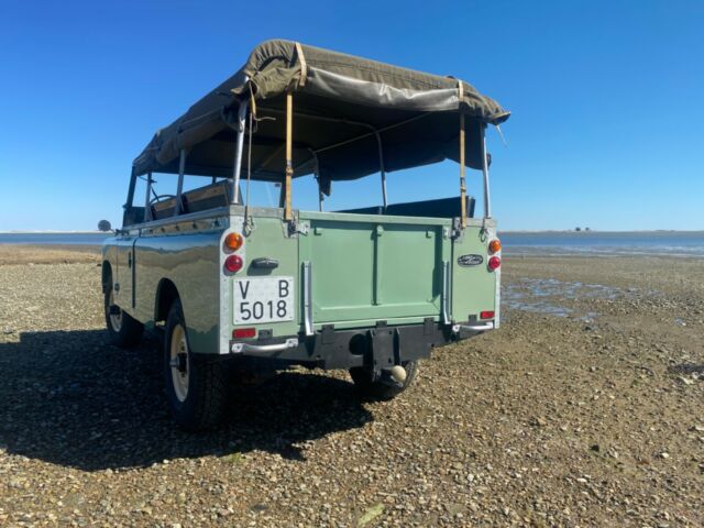 Land Rover Defender 1972 image number 2