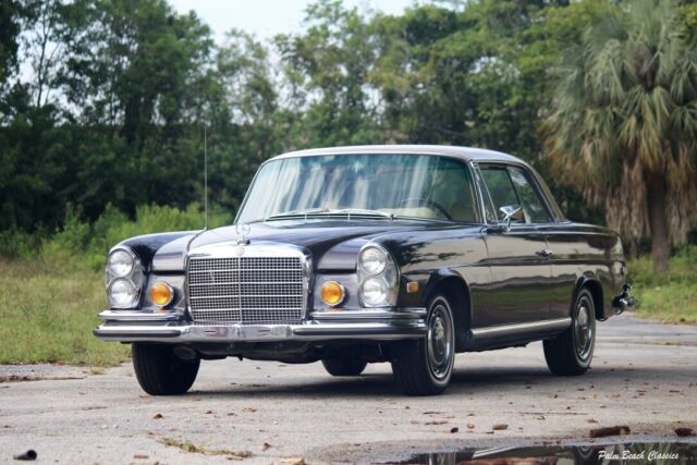 Mercedes-Benz 200-Series 1971 image number 0